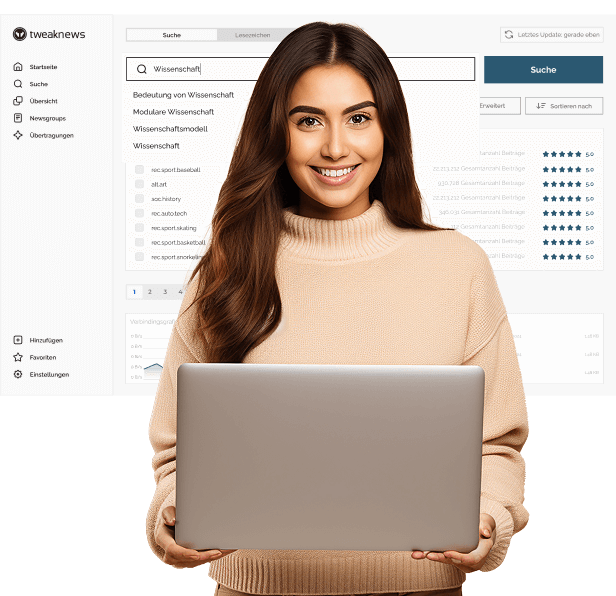 Eine Frau in einem beigen Rollkragenpullover lächelt in die Kamera und hält einen Laptop mit beiden Händen.