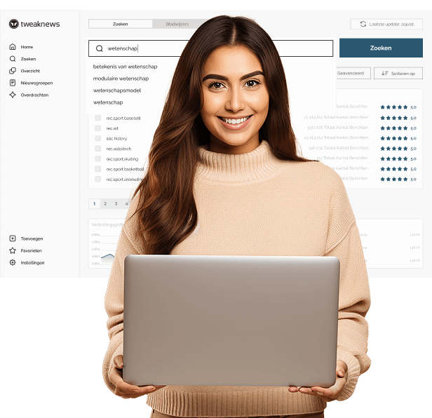 Een vrouw in een beige coltrui glimlacht naar de camera en houdt een laptop in beide handen vast.