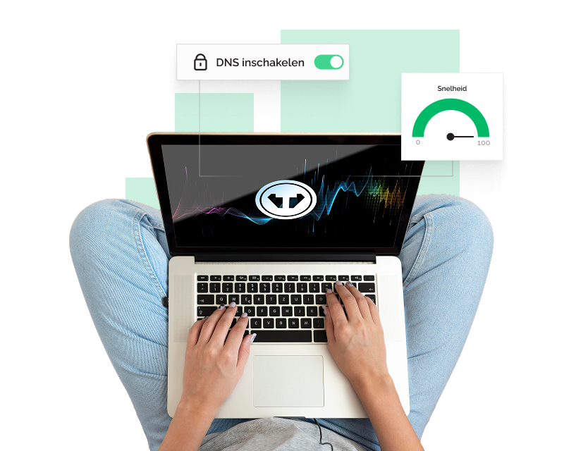 Een bovenaanzicht van een persoon met een laptop. Het Tweaknews-logo staat op het scherm en er zijn twee pop-upvensters naast: één toont dat DNS is ingeschakeld en één toont snelheden van 0 tot 100.